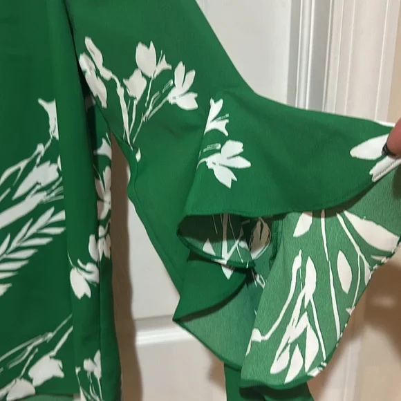 EUC Vince Camuto Green and White Flutter Sleeve Tunic Size Large - Picture 3 of 3